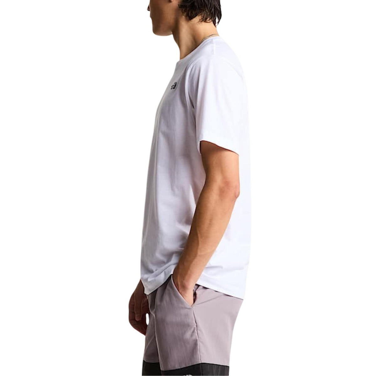 T-shirt The North Face uomo bianca con logo scollo tondo - vista laterale indossata da modello
