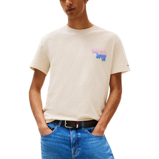T-shirt Tommy Hilfiger Jeans Beige; 100% Cotone Organico. Grafica New York City stampata, vestibilità regular, scollo tondo. Capo iconico della collezione Primavera/Estate, stile preppy americano.