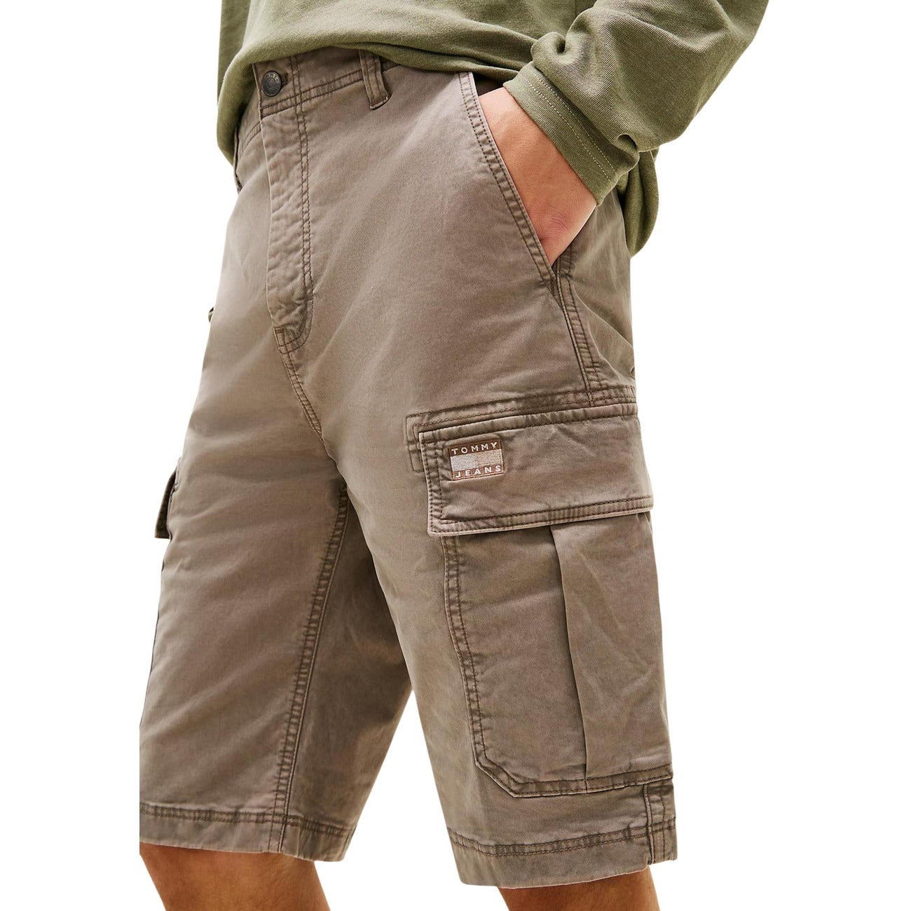 Bermuda Cargo Tommy Hilfiger Jeans; Beige. 97% Cotone Rigenerato, 3% Elastam. Tasche laterali utility, lunghezza sopra il ginocchio, vita regular. Leggeri, resistenti e sostenibili. Vista laterale
