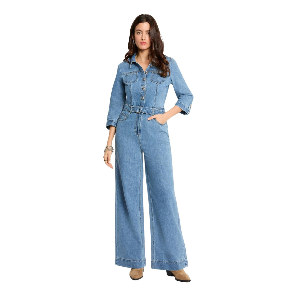 Jumpsuit di jeans Morgan De Toi Pima in 100% cotone, maniche a 3/4, chiusura con bottoni e cintura in vita; vestibilità a gamba larga e stile contemporaneo. Vista frontale