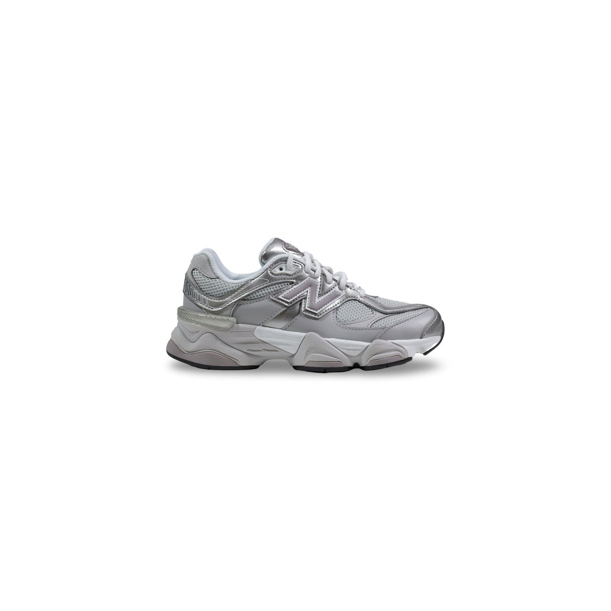 New Balance G90602LB; sneakers unisex in materiale sintetico, design traforato, suola ammortizzata. Il comfort dinamico e iconico per l'uso quotidiano. Vista laterale