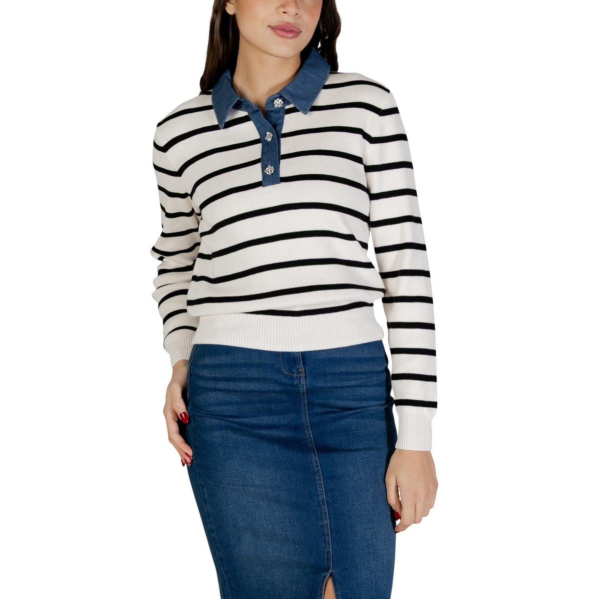 Maglia Morgan De Toi donna beige a righe con bottoni colletto classico maniche lunghe scollo rotondo 100% cotone - vista frontale indossata da modello