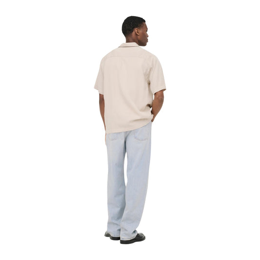 Camicia Only & Sons Onsperu; beige, 100% Tencel. Maniche corte, regular fit, colletto aperto. Tessuto traspirante, sostenibile e antipiega naturale. Ideale per la stagione estiva. Vista Posteriore figura intera