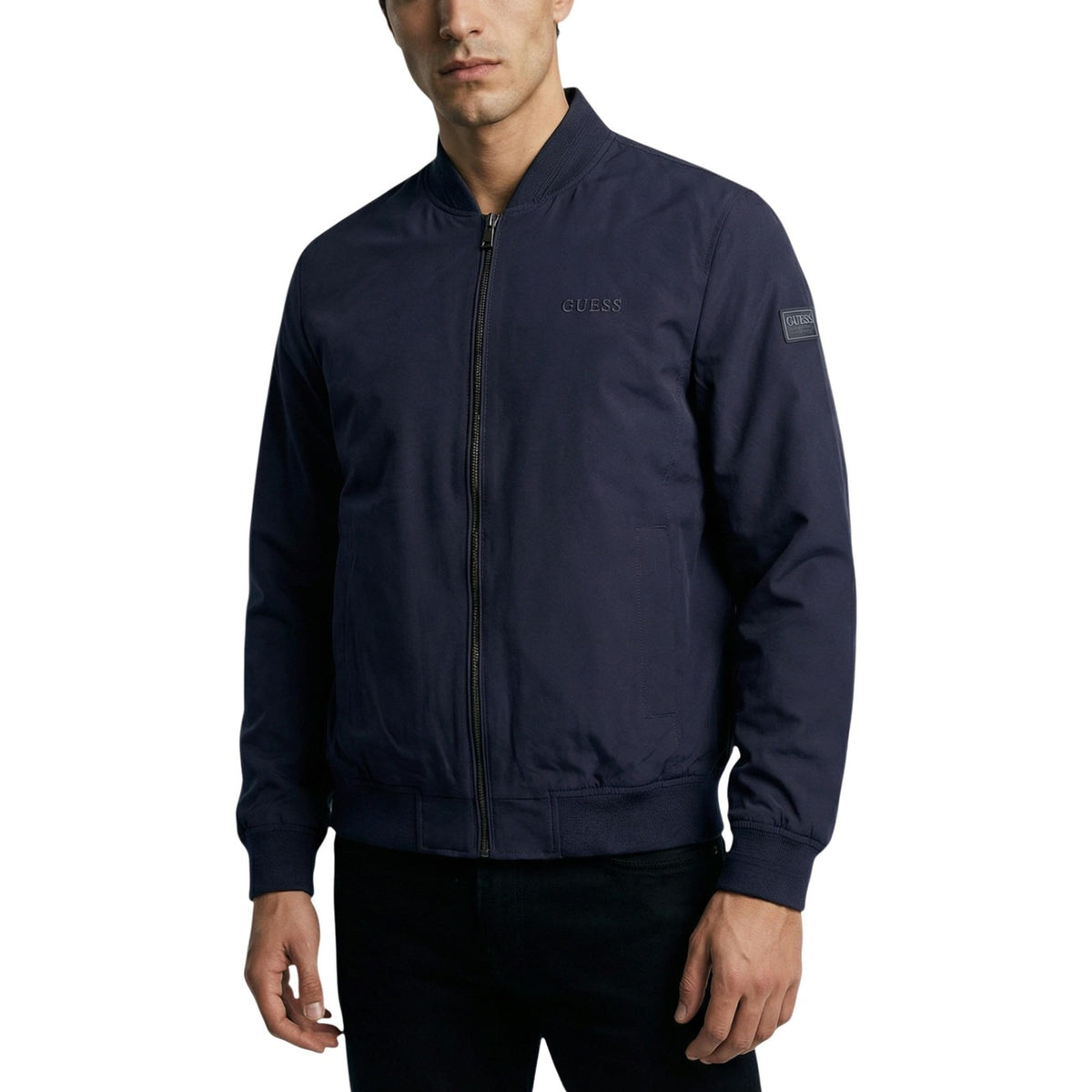Giacca Guess uomo blu con cerniera e maniche lunghe - vista frontale indossata da modello