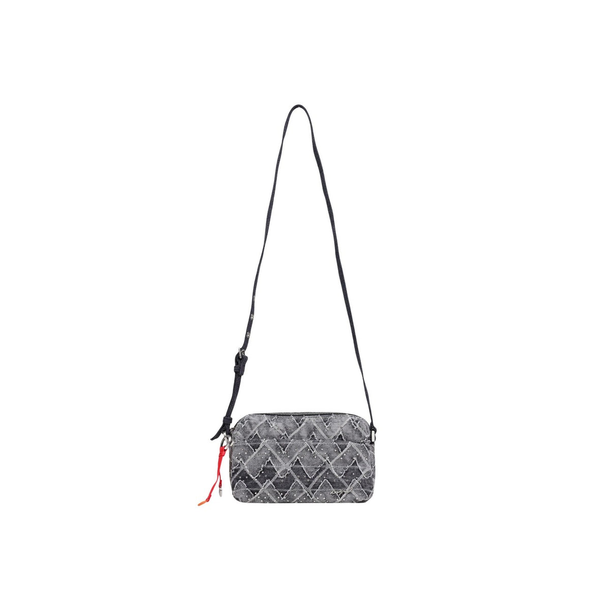 Borsa piccola in tessuto denim con chiusura a cerniera e design con motivi traforati. Tracolla regolabile e dettagli a contrasto, inclusa una decorativa fascia rossa pendente. Vista frontale con tracolla