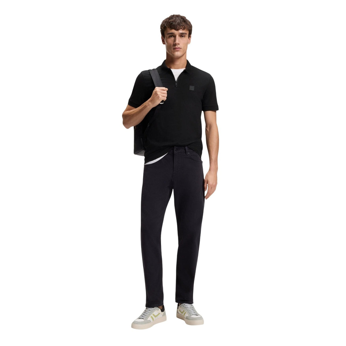 BOSS Passerzip Polo 10256683; 95% cotone, 5% elastan, chiusura zip, logo ricamato. La polo moderna, versatile e confortevole per ogni occasione. Colore nero vista frontale Figura intera