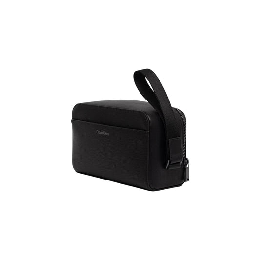 Beauty Case Uomo Calvin Klein Dopp Kit; Nero. 100% Poliuretano effetto saffiano, chiusura zippata, maniglia da trasporto in nastro tecnico. Dimensioni compatte (20x13 cm), stile minimalista e impermeabile 4 stagioni. Frontale laterale