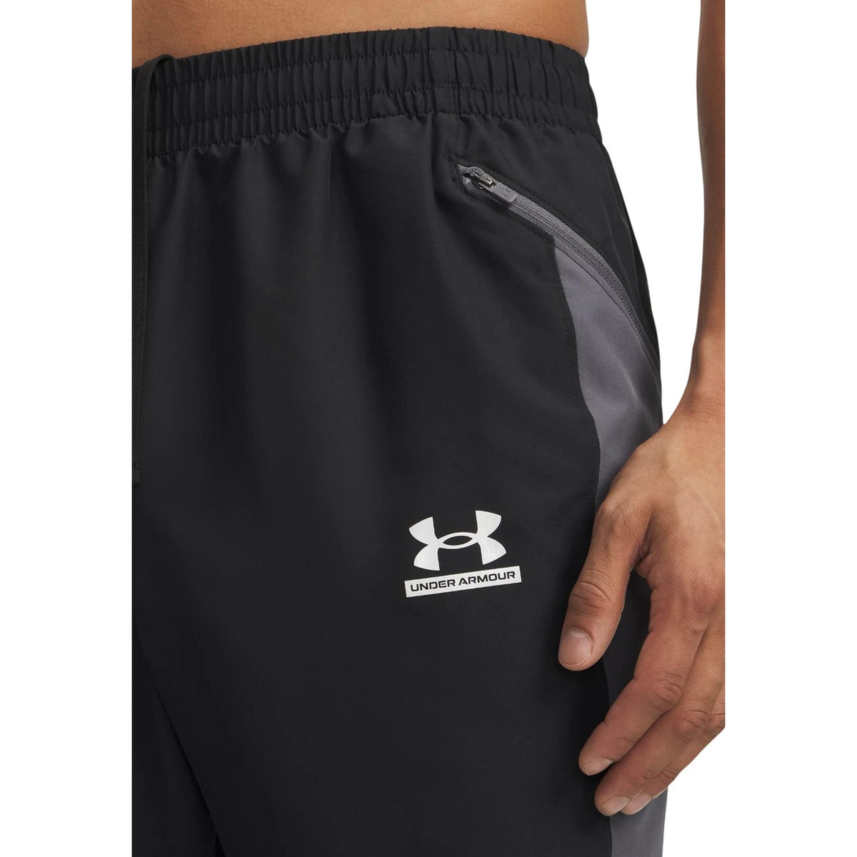 Under Armour UA Tech™ Sport Pant; pantalone nero uomo tecnico con tasche zip e vita elasticizzata. Leggero, resistente e traspirante con tecnologia stretch. Vista frontale Dettaglio logo