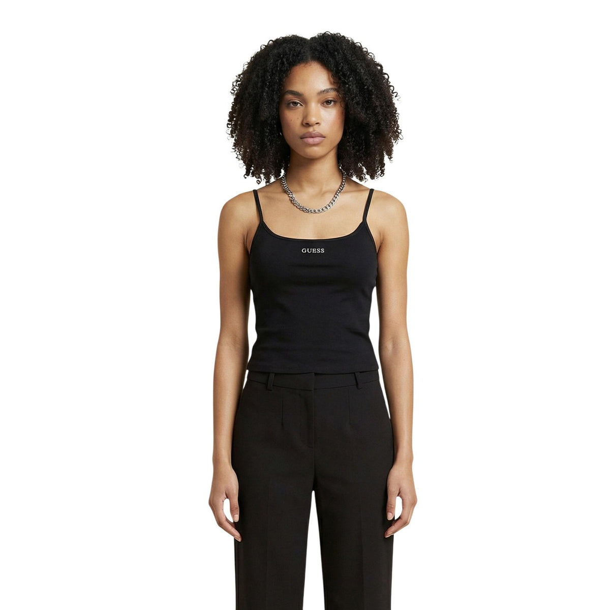 canotta nera da donna Guess JASMINE TOP. Realizzata con una composizione di 91% Lyocell e 9% Elastam/Lycra. sottili spalline e linea aderente. logo GUESS applicato sul petto Vista frontale