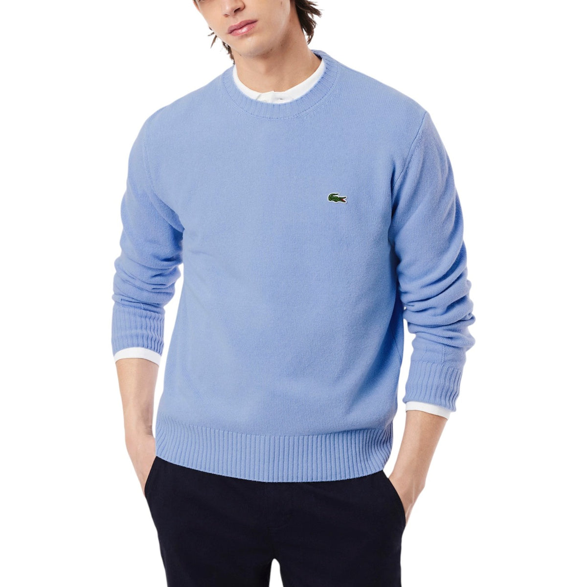 Maglione Lacoste girocollo in lana cardata uomo azzurro maniche lunghe scollo tondo 100% lana - vista frontale indossato da modello