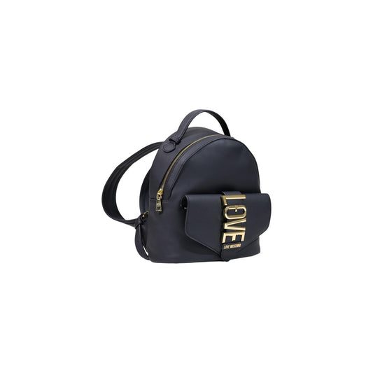 Zainetto Love Moschino donna nero modello JC4088PP1. Zaino piccolo da città effetto pelle nera con grande scritta LOVE in metallo oro sulla tasca davanti e cerniere dorate, stile glamour, urban e casual chic.
