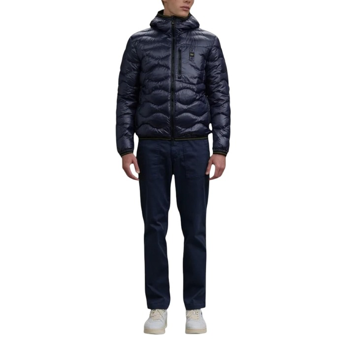 Giubbotto Blauer Piumino ad onde WAVE uomo blu con cerniera cappuccio tasche maniche lunghe - vista frontale indossato da modella figura intera 