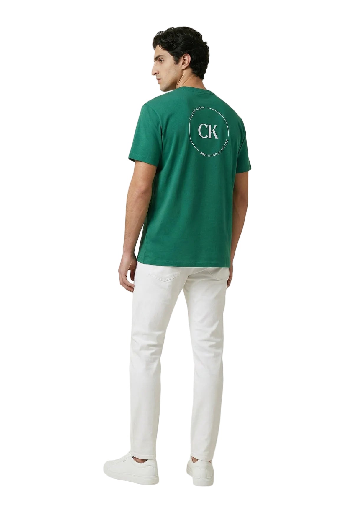 Dettaglio t-shirt Calvin Klein Jeans uomo verde con logo stampato e vestibilità regular indossato da modello figura intero vista posteriore con logo 