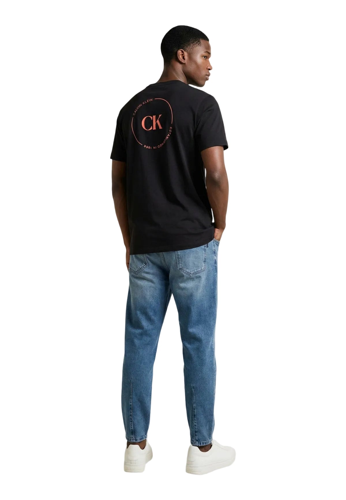 Dettaglio t-shirt Calvin Klein Jeans uomo nera con logo stampato e vestibilità regular indossato da modello figura intero vista posteriore con logo 