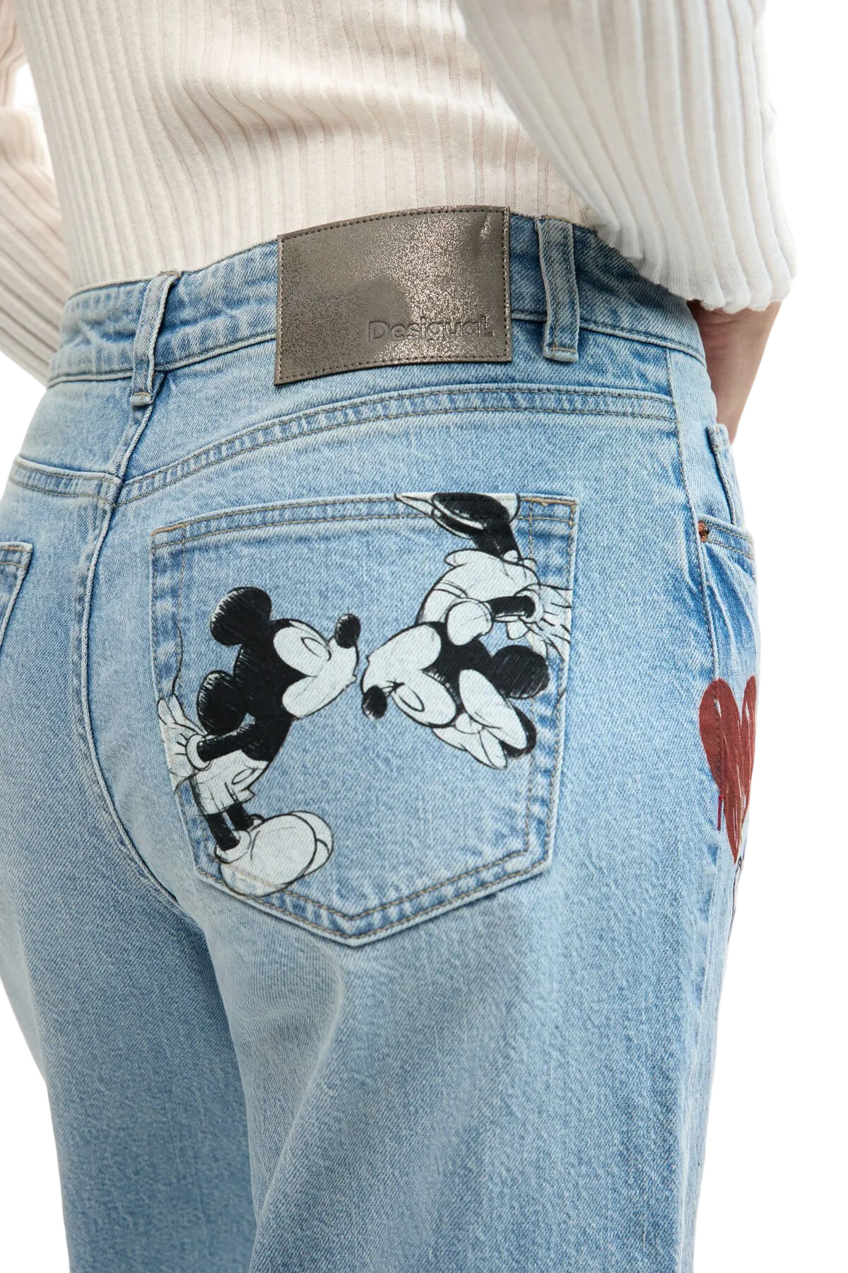 Desigual MICKEY MOUSE™ HEART - Pantaloni di jeans - blue fit mom e regular a uno stile unico e creativo. Realizzati in tessuto di alta qualità con il 99% di cotone e 1% di elastam/lycra. Vista posteriore retro dettaglio 