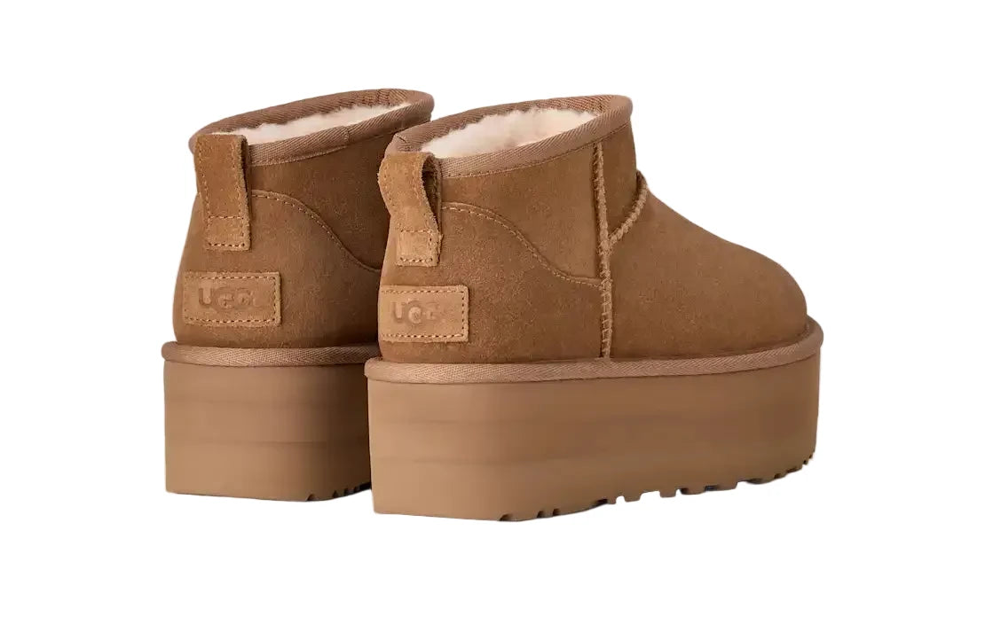 stivaletto UGG Classic Ultra Mini Platform in pelle scamosciata color castagna (chestnut), foderato in misto lana UGGplush™. 
Vista posteriore 