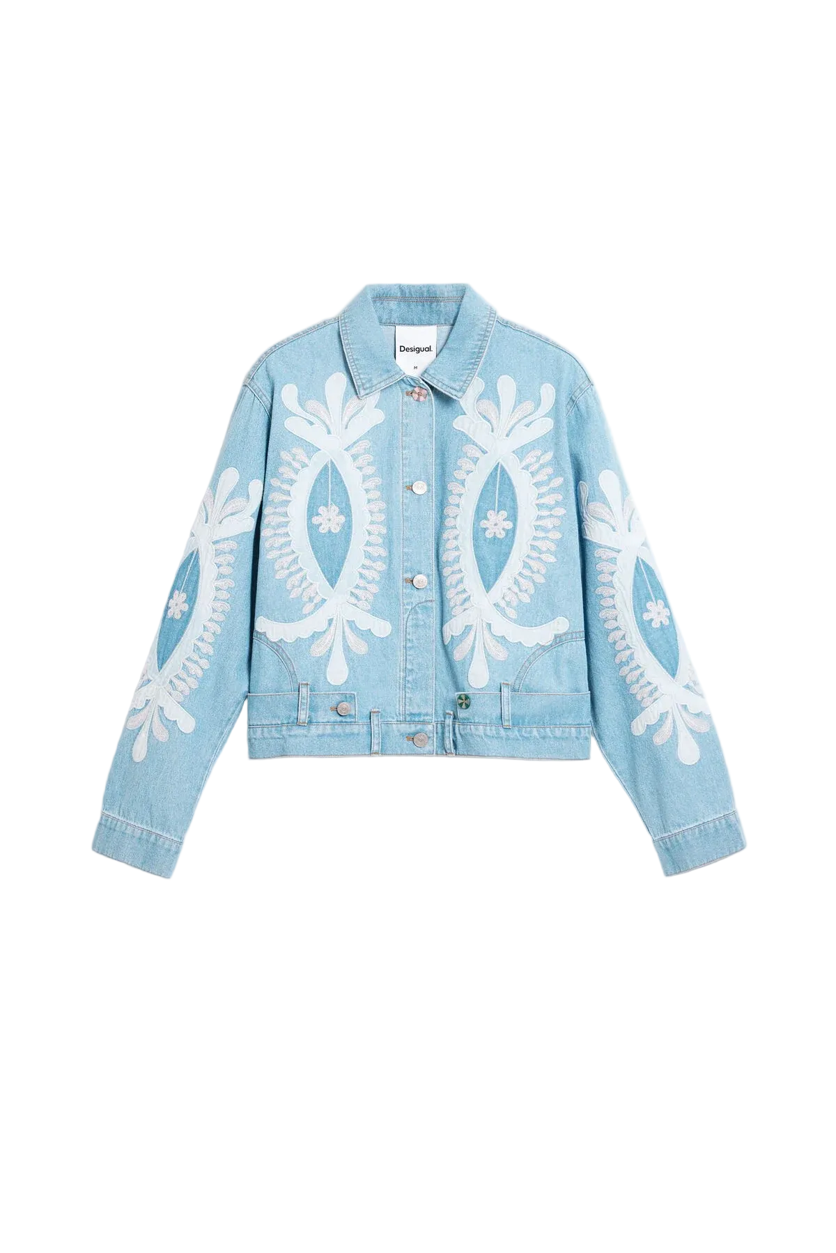 Giacca di jeans in cotone 100% con ricami in tonalità blu e design a taglio regular. Colletto a camicia e maniche lunghe con chiusura con bottone ai polsini. Chiusura frontale con bottoni e cuciture visibili. Indossata da modella vista frontale Stesa 