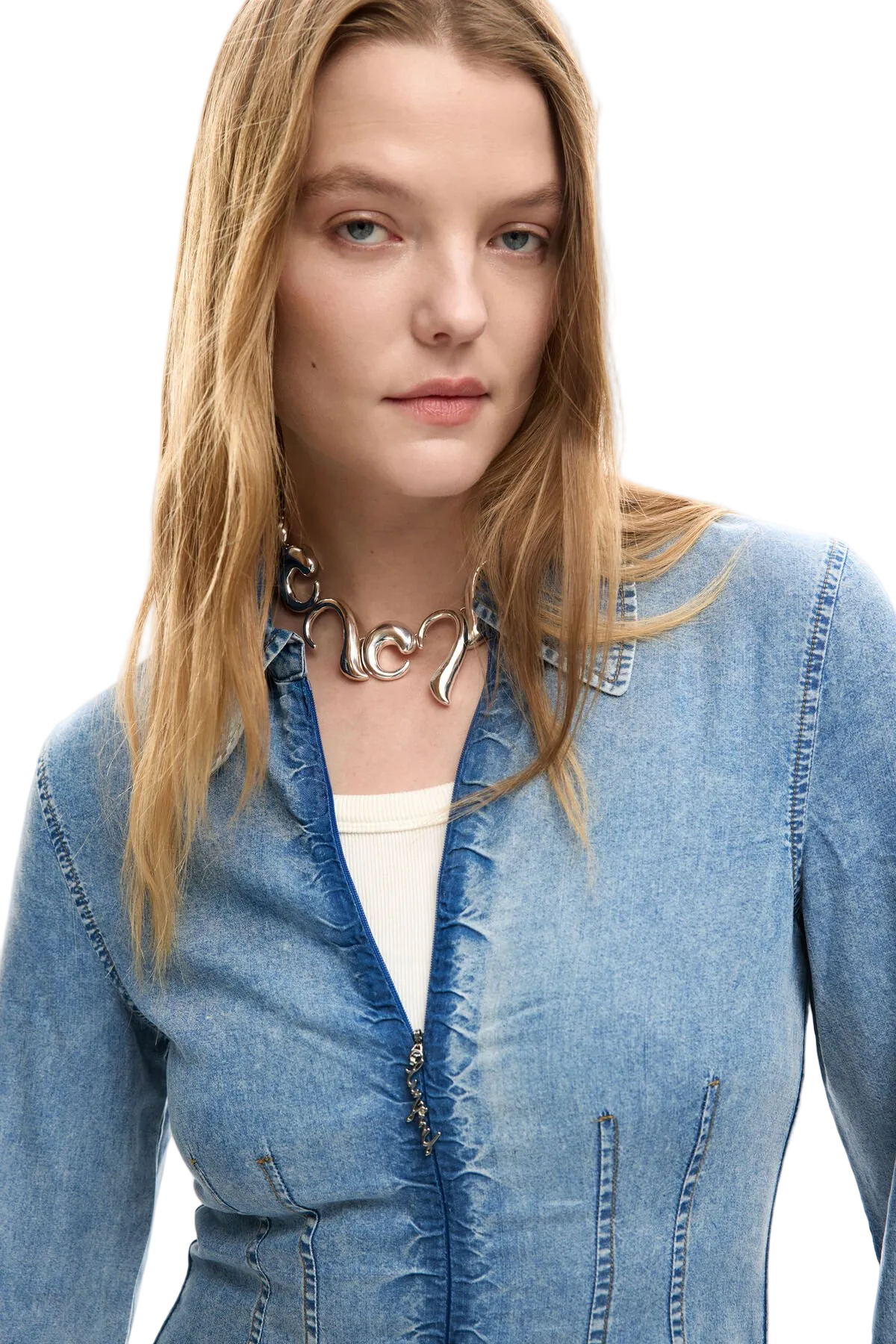 Abito in denim aderente, a maniche lunghe, con cerniera allo scollo e cuciture verticali in vita. Vista frontale dettaglio scollo 