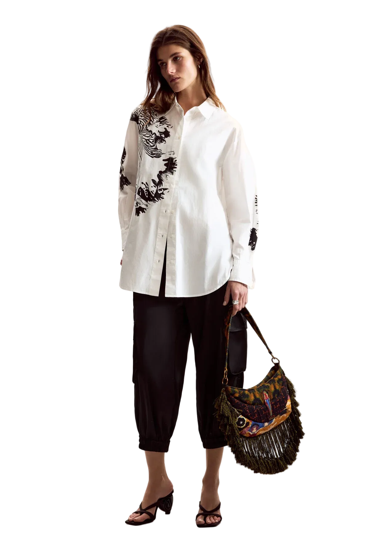 Camicia a maniche lunghe dal taglio oversize, con fondo liscio e stampa disegnata da M. Christian Lacroix.
Vista frontale figura intera 