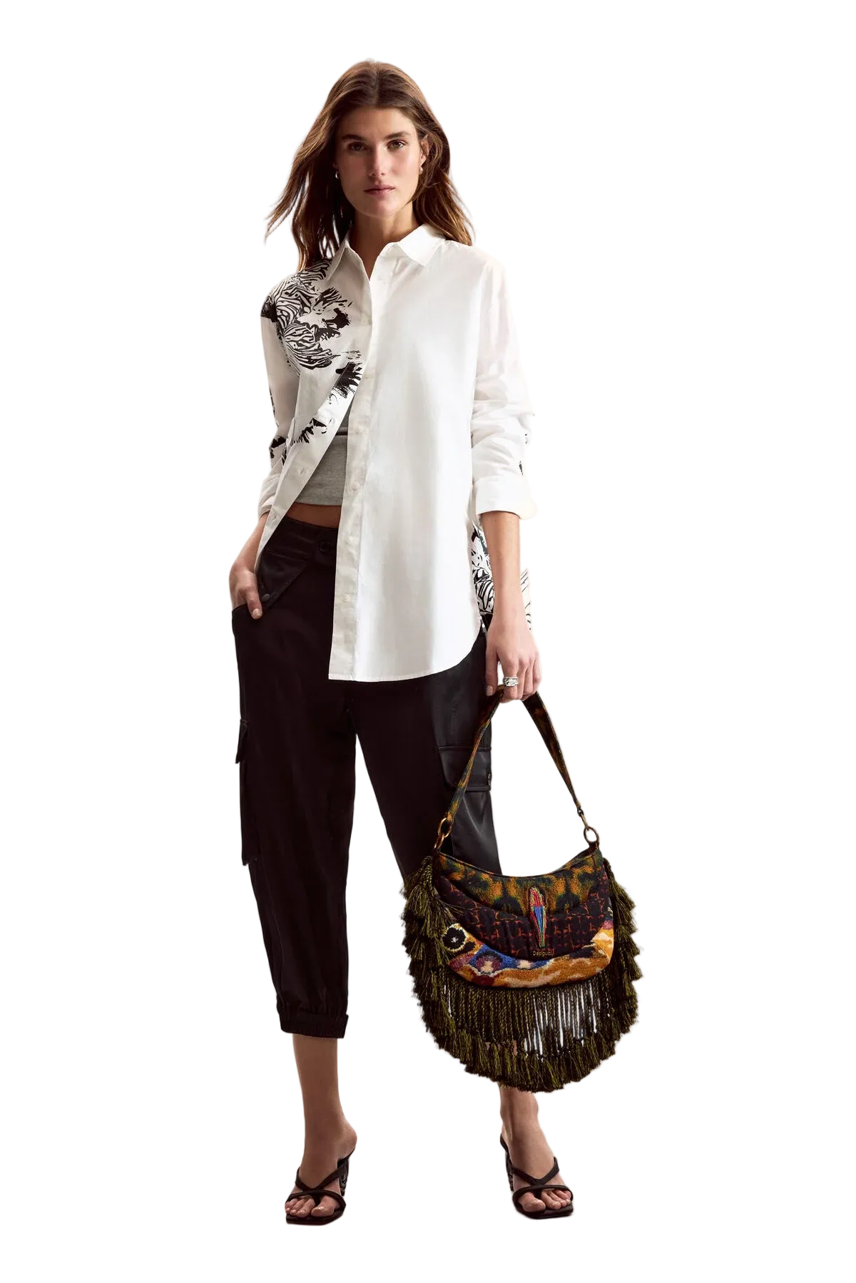 Camicia a maniche lunghe dal taglio oversize, con fondo liscio e stampa disegnata da M. Christian Lacroix.
Vista frontale indossata da modella