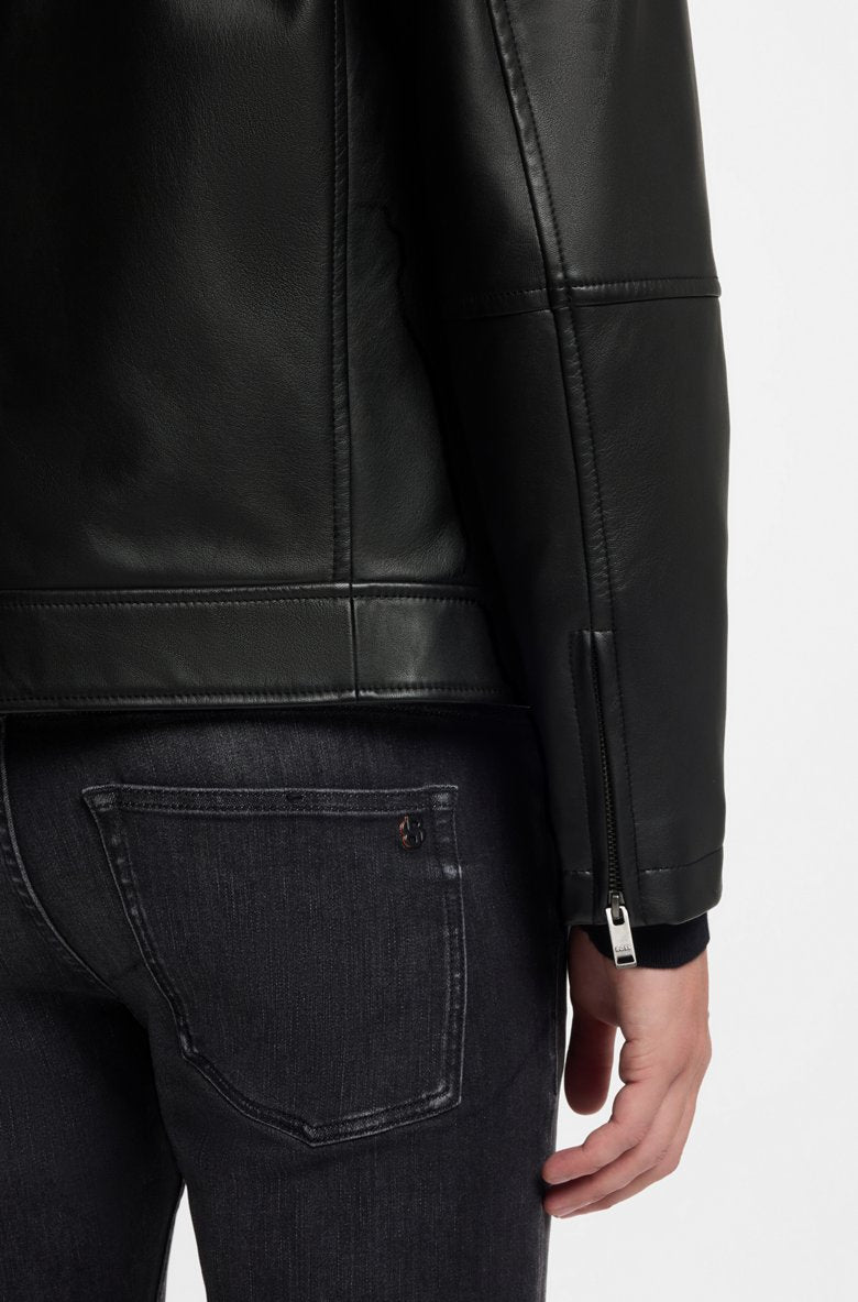 giubbotto in pelle regular fit BOSS Uomo con chiusura con zip, di colore nero. 
Dettaglio polsini