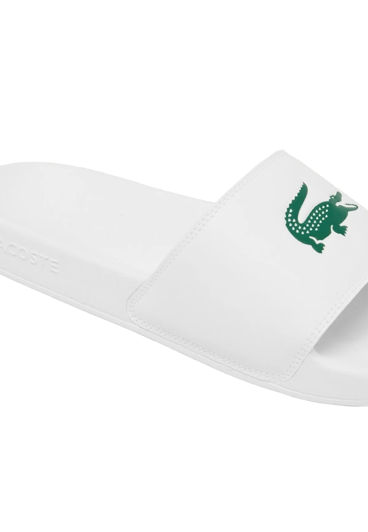 Ciabatte bianco a fascia da uomo Lacoste Serve Slide 1.0 con logo del coccodrillo in rilievo sulla fascia ampia e suola ergonomica coordinata. Vista dettaglio logo  