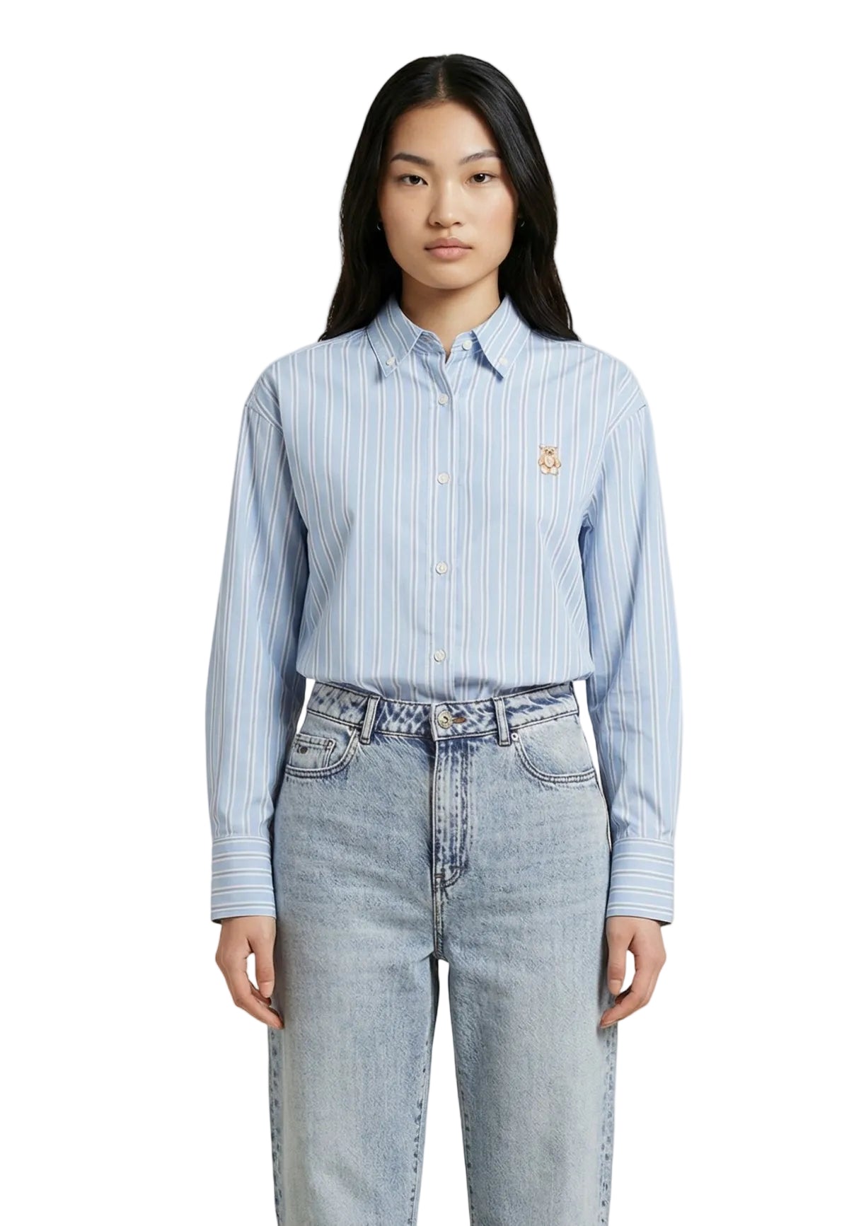 Camicia azzurra regular fit Only Onlelara con ricamo sul petto, maniche lunghe con polsini e composizione in misto viscosa traspirante. Vista frontale 