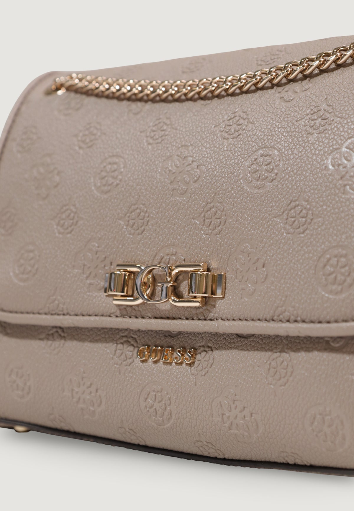 Borsa marrone Guess Anise Convertible con flap e logo in rilievo, tracolla a catena regolabile e chiusura a incastro, ideale per outfit eleganti. Figura frontale Dettaglio logo 