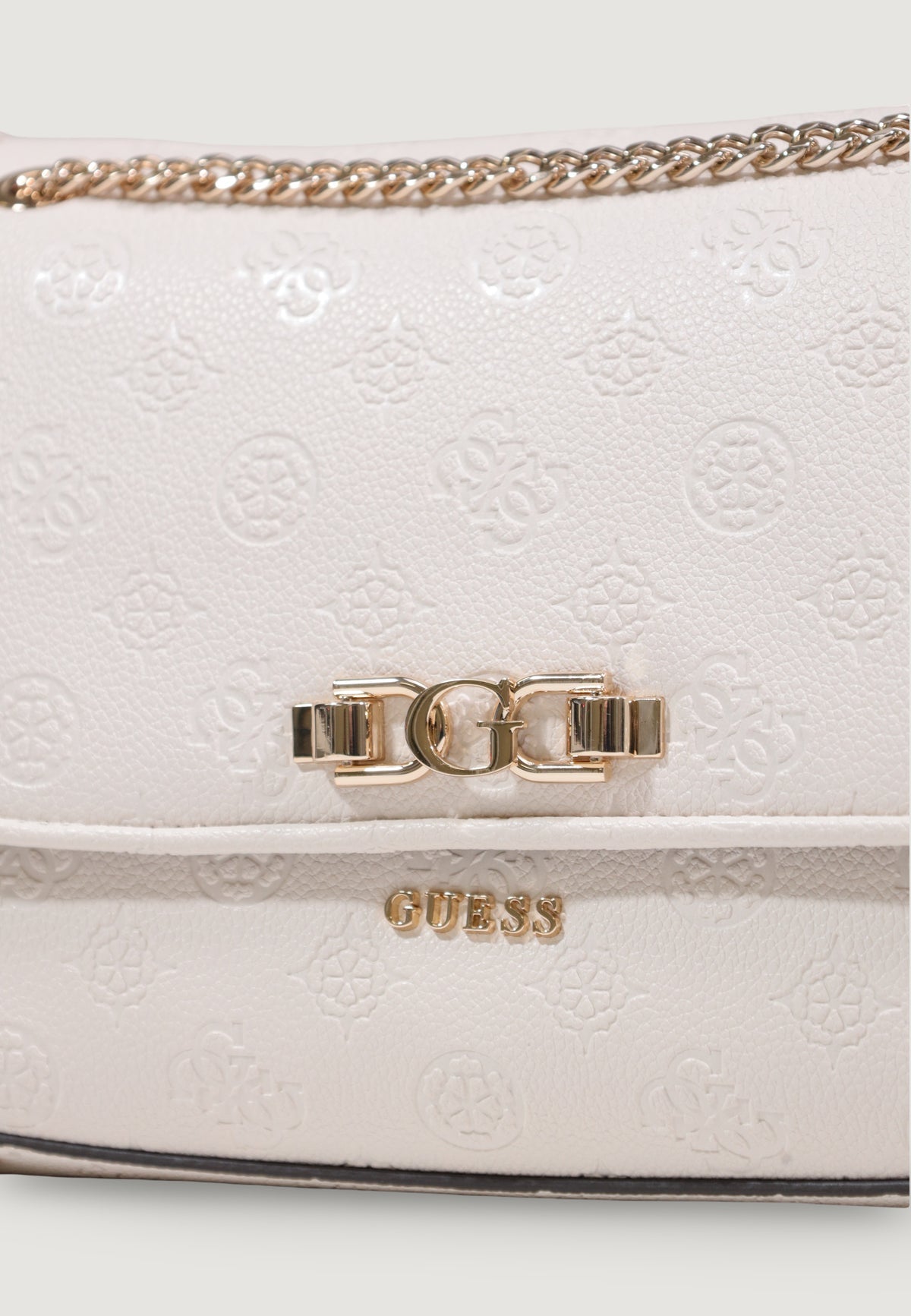 Borsa avorio Guess Anise Convertible con flap e logo in rilievo, tracolla a catena regolabile e chiusura a incastro, ideale per outfit eleganti. Figura frontale Dettaglio logo 