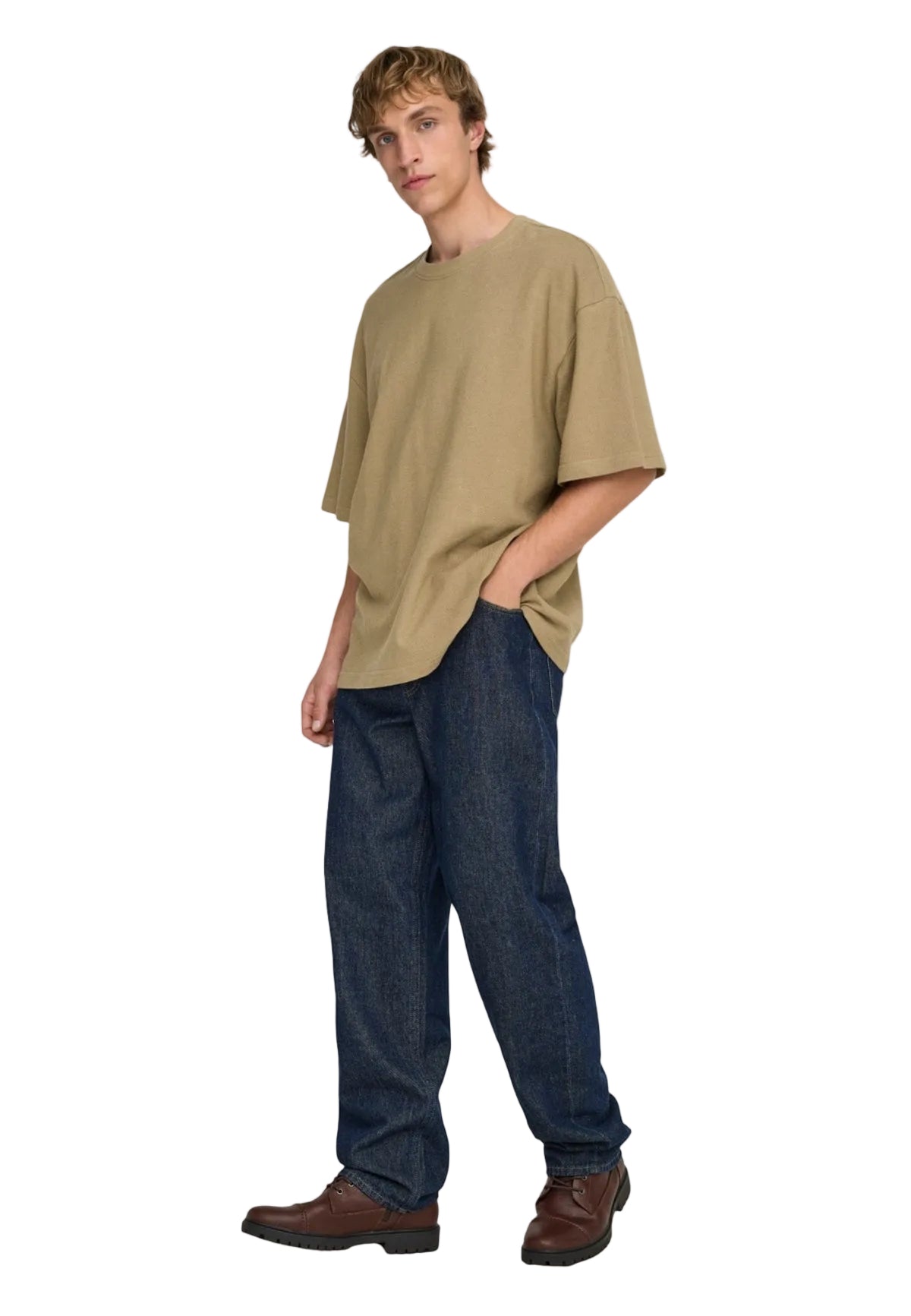 T-shirt marrone Only & Sons Onslenny Ovz, vestibilità oversize in 100% cotone, maniche corte e linea ampia; capo basic essenziale per uno stile maschile moderno. Vista frontale Figura intera 