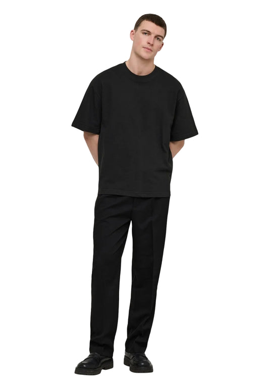 T-shirt nera Only & Sons Onslenny Ovz, vestibilità oversize in 100% cotone, maniche corte e linea ampia; capo basic essenziale per uno stile maschile moderno. Vista frontale Figura intera