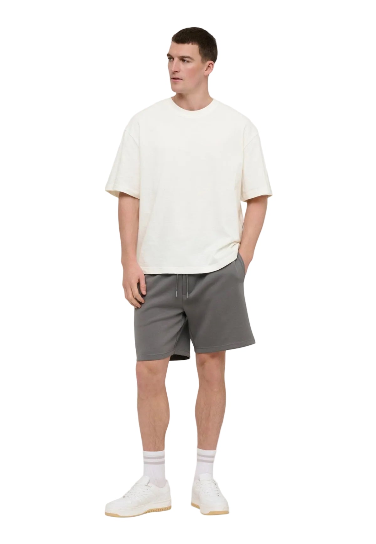 T-shirt bianca Only & Sons Onslenny Ovz, vestibilità oversize in 100% cotone, maniche corte e linea ampia; capo basic essenziale per uno stile maschile moderno. Vista frontale Figura intera 