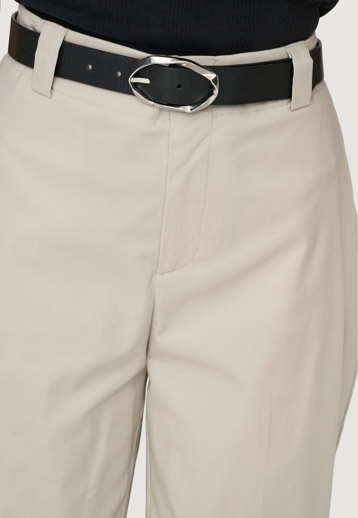 Pantaloni chino cropped beige chiaro Only Onlrosalie, 98% cotone e 2% elastan, vita alta con cintura e linea dritta; stile versatile per outfit casual-chic e professionali. Vista frontale dettaglio