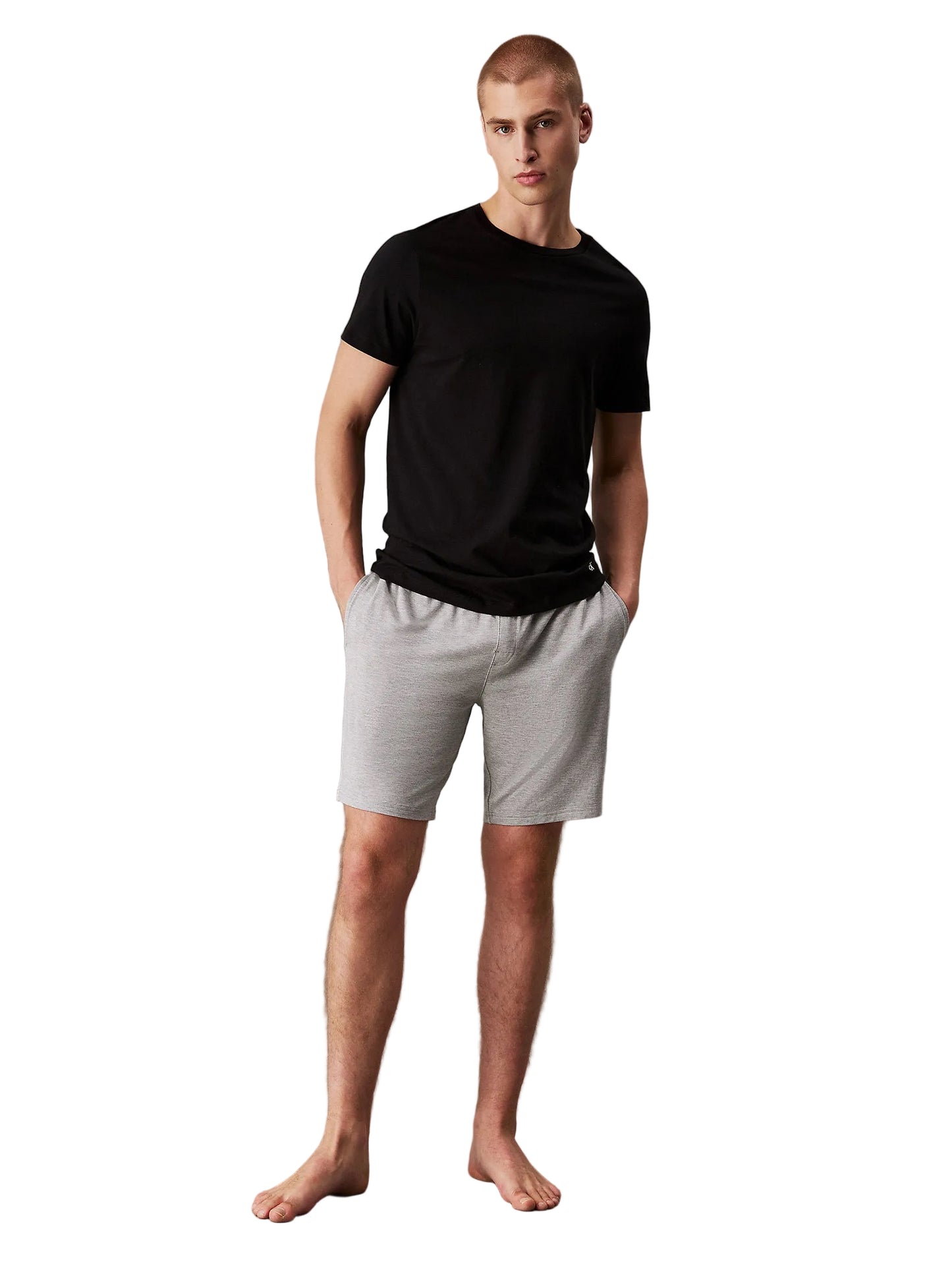 Confezione 3 T-shirt Calvin Klein in 100% cotone, vestibilità classica e girocollo; magliette intime o casual bianche con logo monogramma ricamato e design traspirante. Vista frontale figura intera 