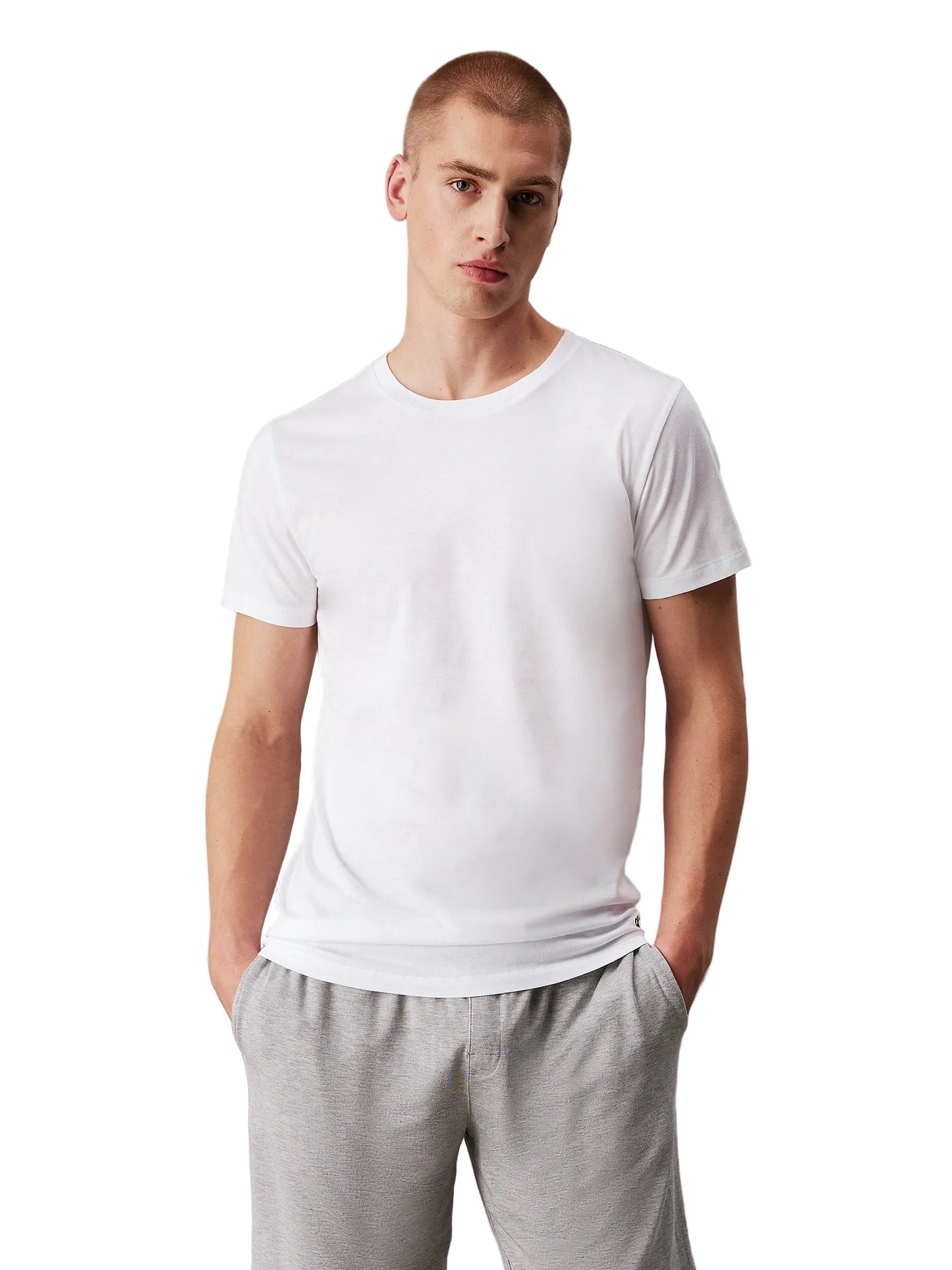 Confezione 3 T-shirt Calvin Klein in 100% cotone, vestibilità classica e girocollo; magliette intime o casual bianche con logo monogramma ricamato e design traspirante. Vista frontale bianca 