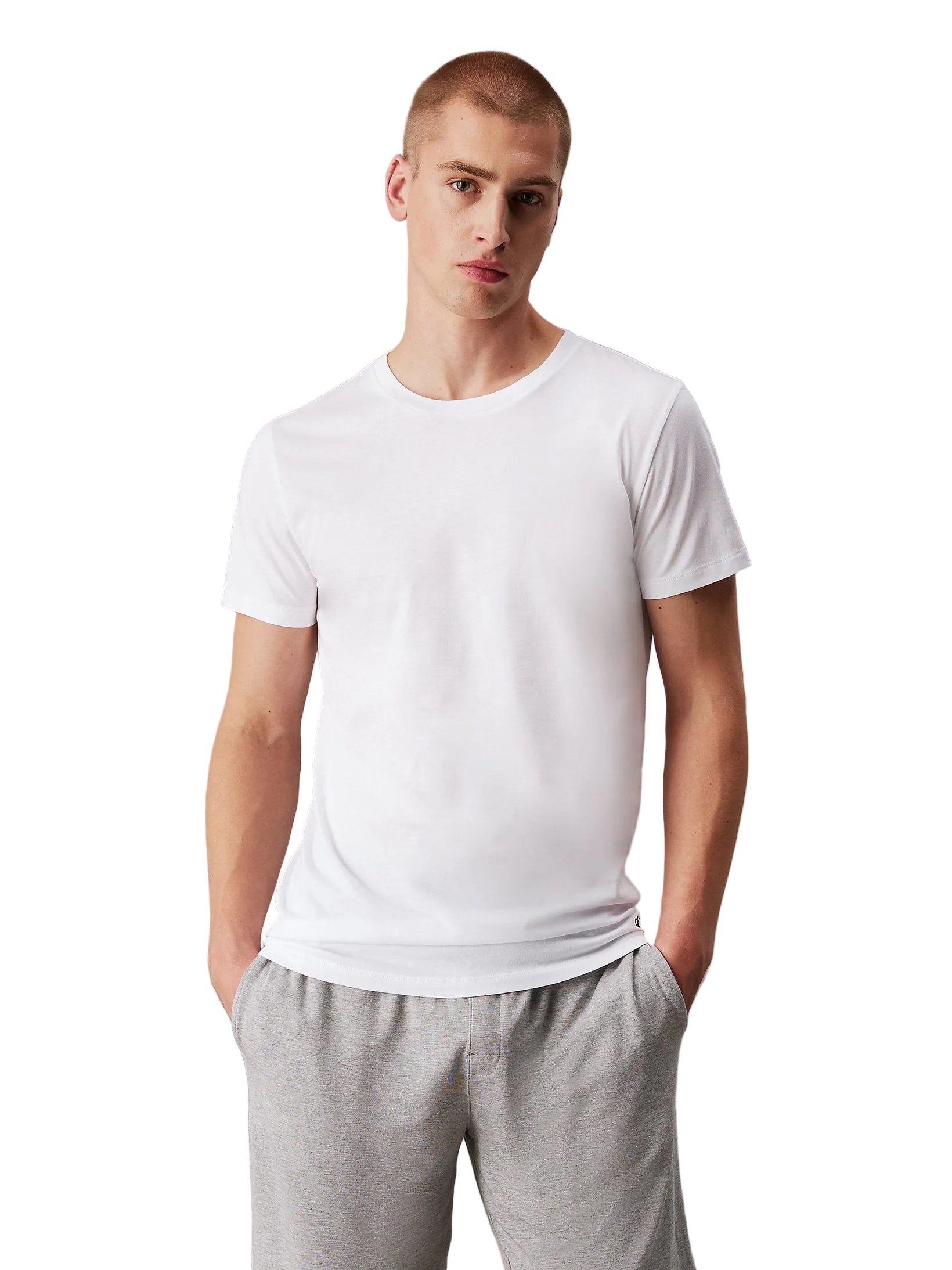 Confezione 3 T-shirt Calvin Klein in 100% cotone, vestibilità classica e girocollo; magliette intime o casual bianche con logo monogramma ricamato e design traspirante. Vista frontale bianca 