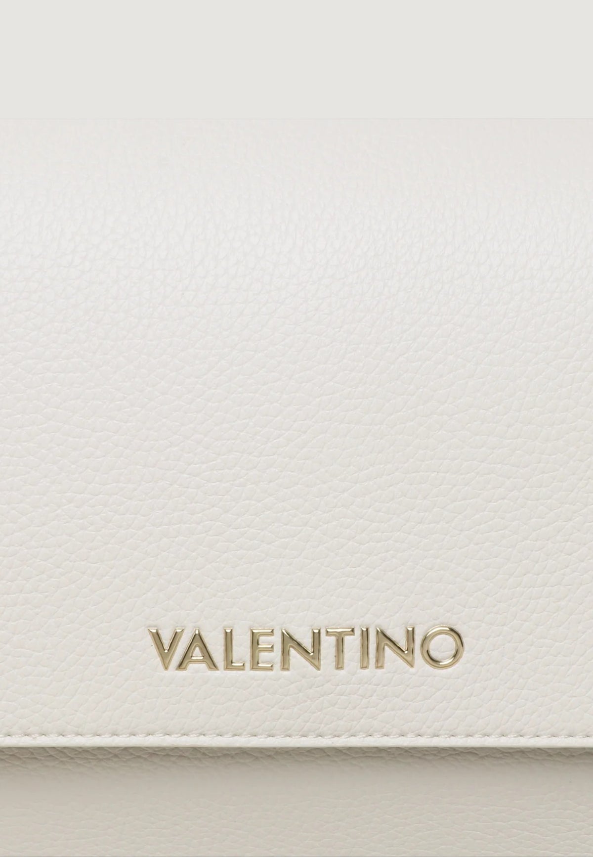 Borsa bianca Valentino Alexia VBS5A803, chiusura a patta con logo e tracolla speciale con lettere iconiche; borsa media versatile con interno organizzato e finiture premium. Vista frontale logo 