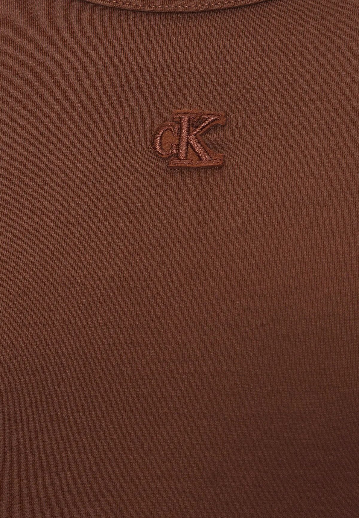 Abito marrone lungo Calvin Klein Jeans Contour, 93% cotone e 7% elastane; modello smanicato a costine con silhouette aderente e logo discreto ricamato. Vista dettaglio logo 