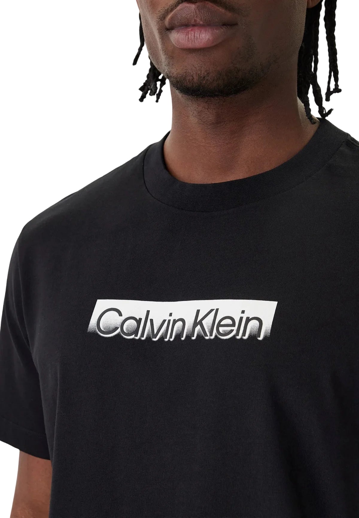 T-shirt nera Calvin Klein LV04LF812G, 100% cotone, vestibilità regular; maglia a maniche corte con logo centrale stampato, stile contemporaneo e versatile. Vista frontale Dettaglio logo 