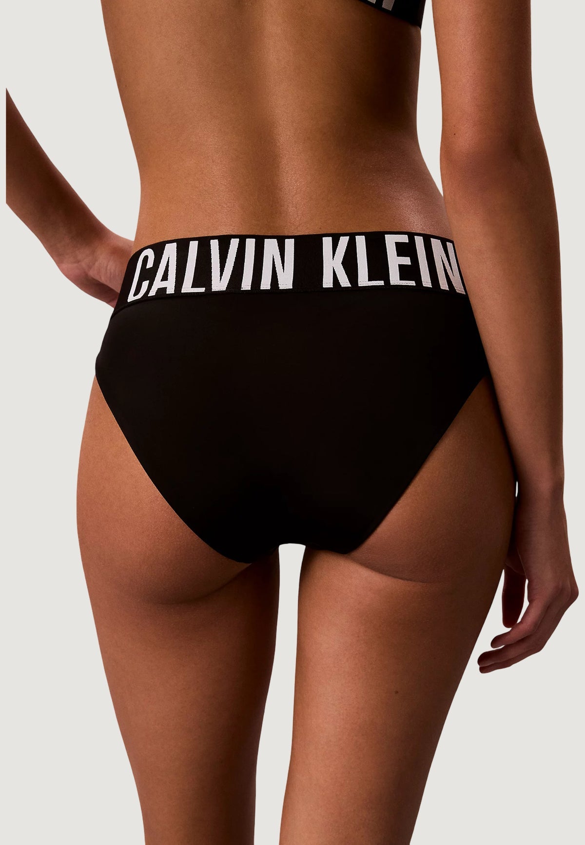 Bikini CK Jeans Nero; 81% Poliestere Riciclato. Slip vita alta, top avvolgente, bande elastiche logate. Resistente, elastico e sostenibile per mare e piscina. Vista posteriore 