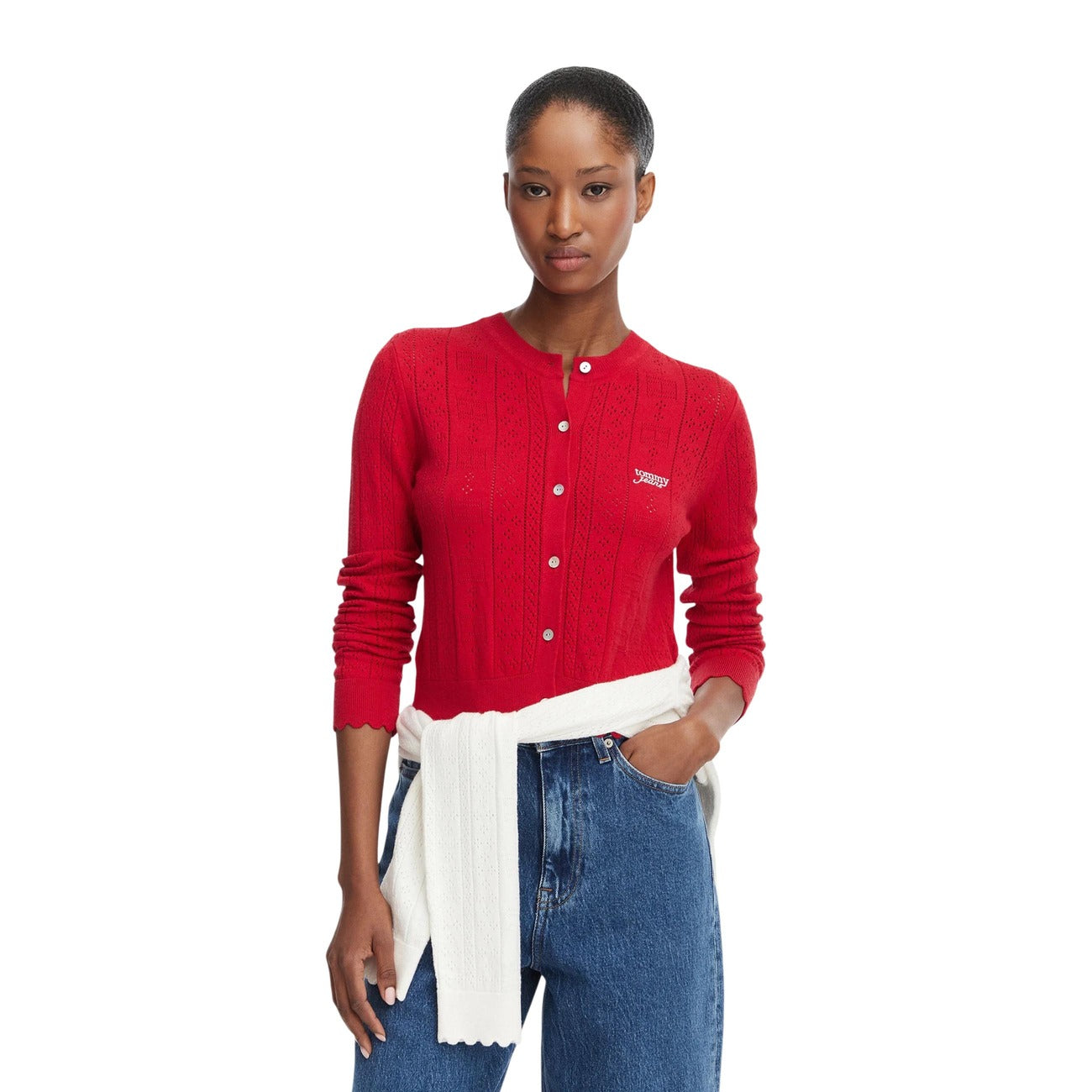 Cardigan Tommy Jeans donna rosso DW0DW22931 Amaryllis Red. Maglia aderente a maniche lunghe in tessuto traforato pointelle, scollo a girocollo, bottoni frontali, finiture smerlate e logo Tommy ricamato sul petto, abbigliamento donna autunno inverno.