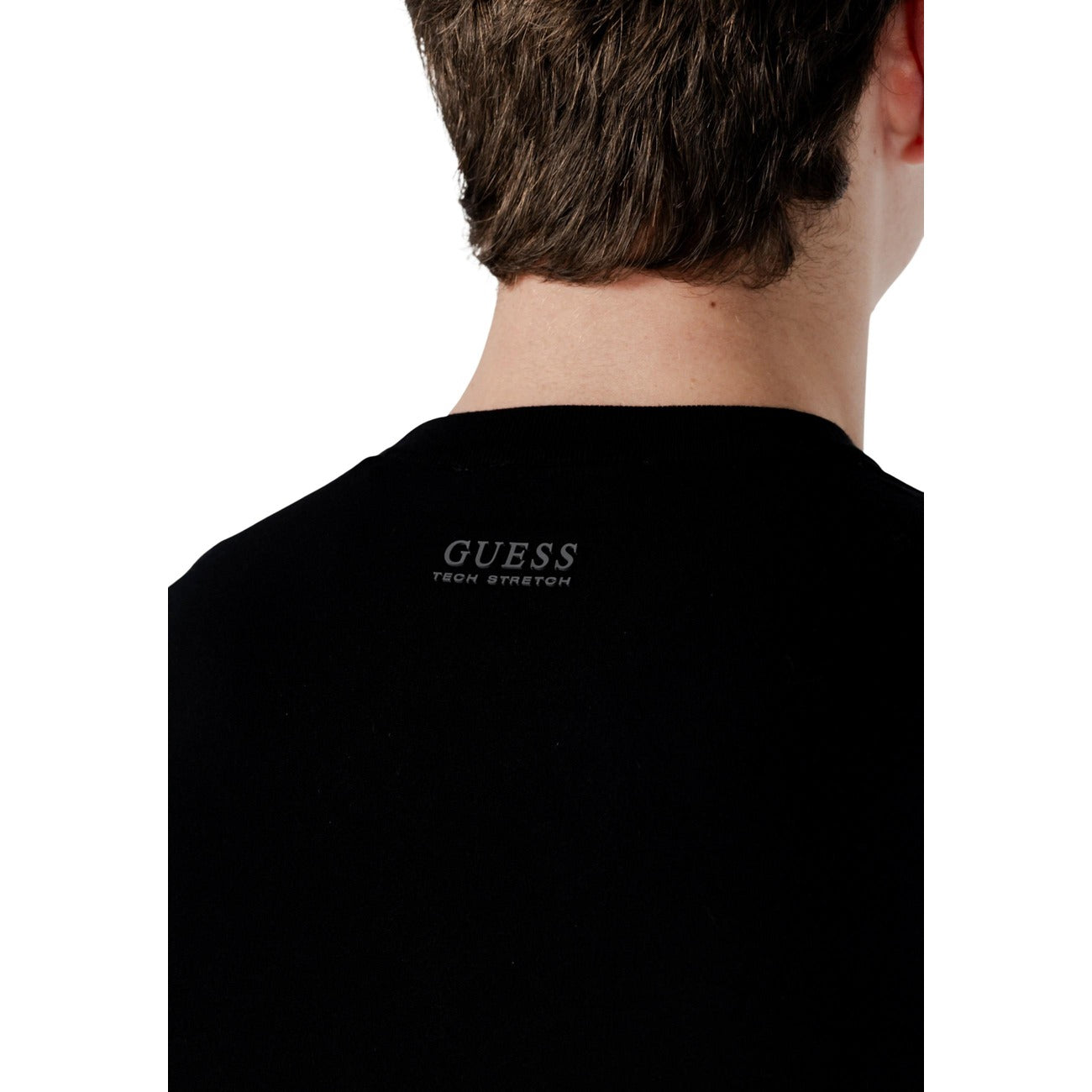 Maglia Guess Kadir Tech; Nero. 80% Viscosa, 20% Poliestere. Girocollo, maniche lunghe, tessuto tecnico morbido. Ideale per la mezza stagione, stile casual-chic. Posteriore dettaglio logo 