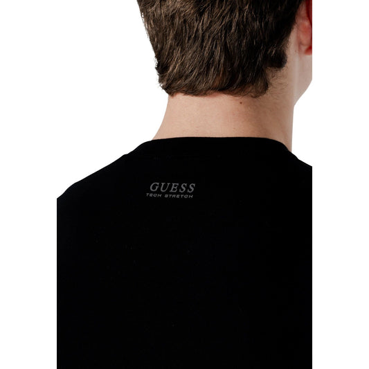 Maglia Guess Kadir Tech; Nero. 80% Viscosa, 20% Poliestere. Girocollo, maniche lunghe, tessuto tecnico morbido. Ideale per la mezza stagione, stile casual-chic. Posteriore dettaglio logo 