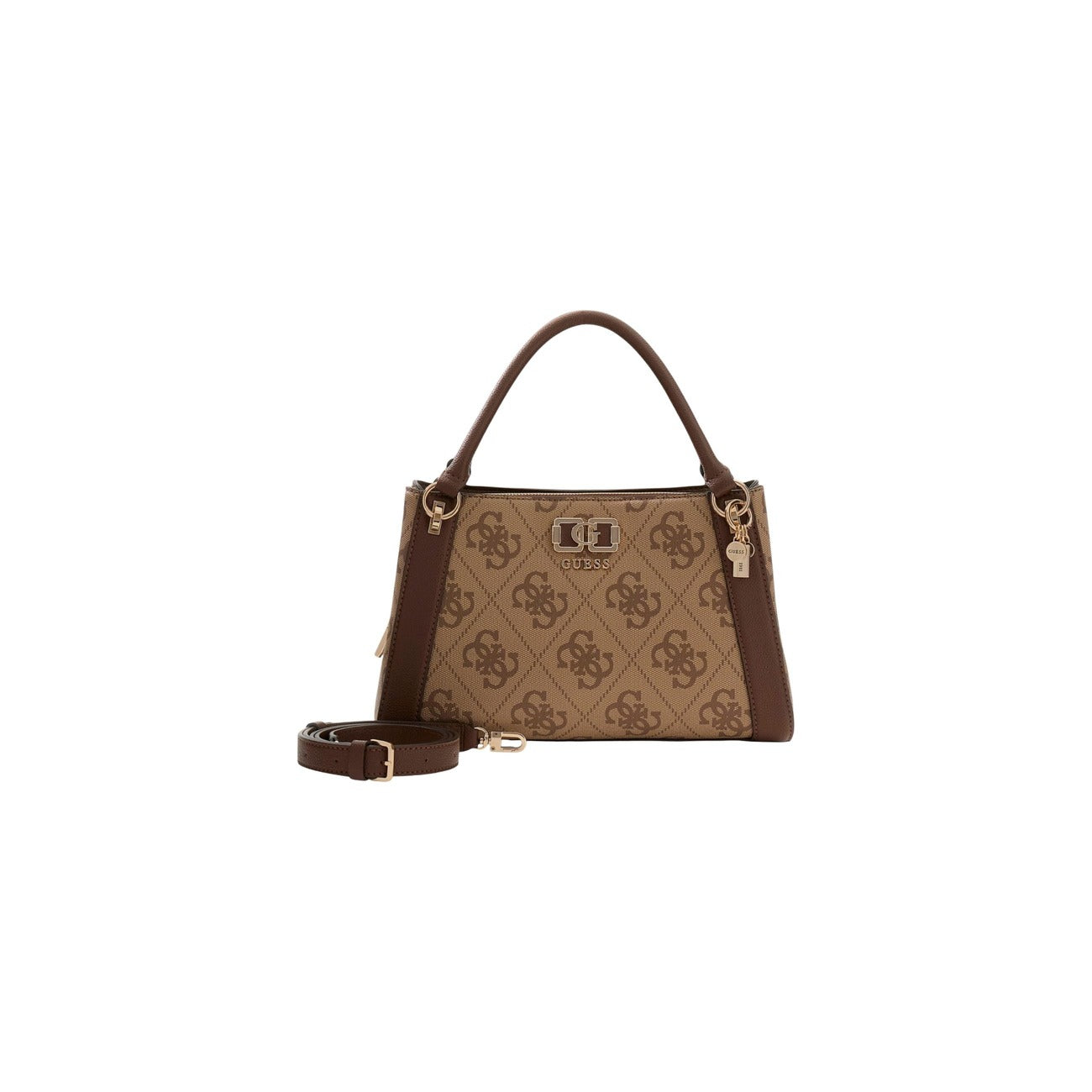 Guess Karnilla Logo Satchel; borsa bauletto marrone con stampa logo, charm gold e chiusura sicura a cerniera. Un accessorio glamour e capiente, perfetto per outfit eleganti e professionali. Vista frontale con tracolla 