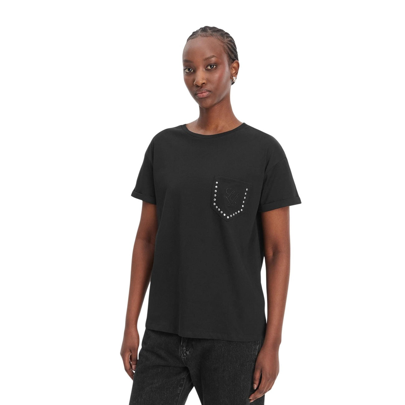 Liu Jo T-shirt ECS Moda; maglietta nera in cotone con tasca logata e logo in rilievo. Vestibilità comoda, traspirante e di tendenza. Vista frontale 