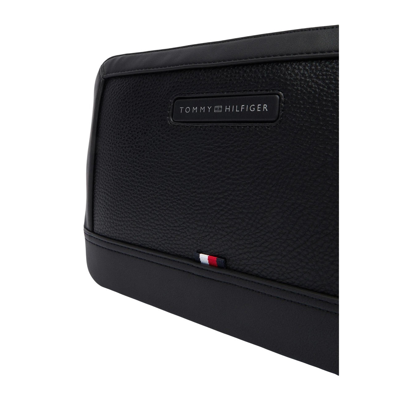 Pochette uomo Tommy Hilfiger; 100% Poliuretano Nero. Logo in rilievo, laccio da polso removibile, chiusura a zip. Dimensioni medie, stile casual-elegante 4 stagioni. Dettaglio logo 