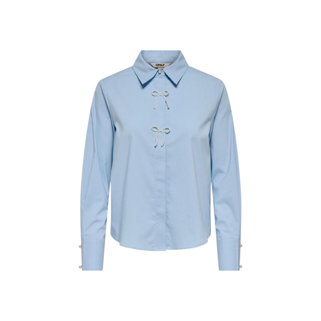 Camicia Only donna blu modello 15376883. Blusa a maniche lunghe in cotone elasticizzato blu scuro con scollo a V, colletto classico e applicazioni di fiocchi e perline sul davanti, camicia elegante e romantica per la mezza stagione.