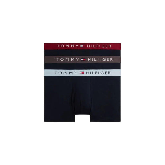 Pack 3 Boxer Trunk Tommy Hilfiger Signature; Nero. Cotone Organico Stretch, tecnologia antiumidità, elastico con logo ripetuto. Vestibilità aderente, supporto traspirante, qualità premium ecosostenibile. Fascia scritta rosso, grigio e azzurro