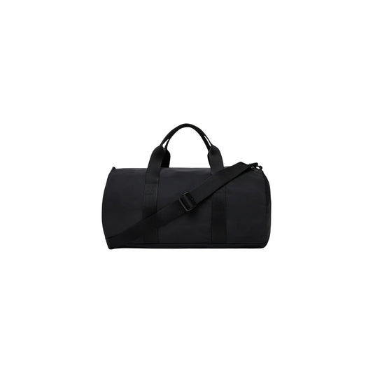 Borsone Calvin Klein Duffle Nero; 100% Poliestere Riciclato. Tracolla rimovibile, logo grafico, chiusura con cerniera. Stile weekender casual, capiente e leggero. Perfetto per sport e viaggi brevi. Vista posteriore 