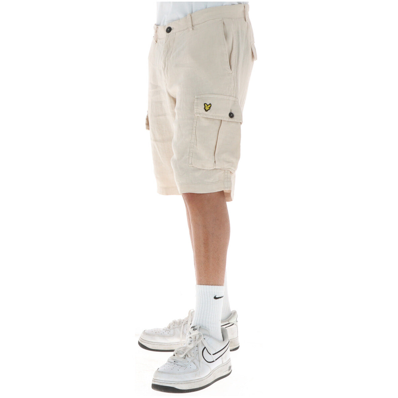Bermuda Cargo Lyle & Scott 100% Lino; Tasconi laterali, chiusura zip e bottone, logo Golden Eagle. Tessuto naturale traspirante, vestibilità regular. Beige laterale 